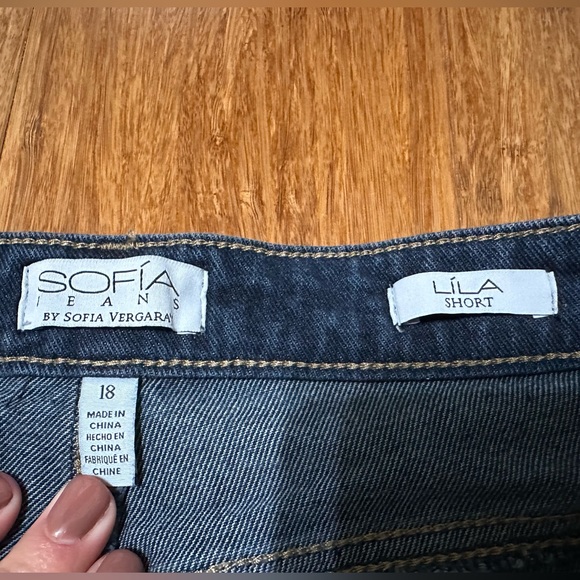 Deep blue Jean shorts - Picture 3 of 3